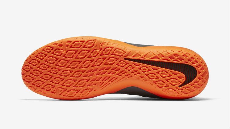 Penampakan cleats indoor Copyright: © Internet