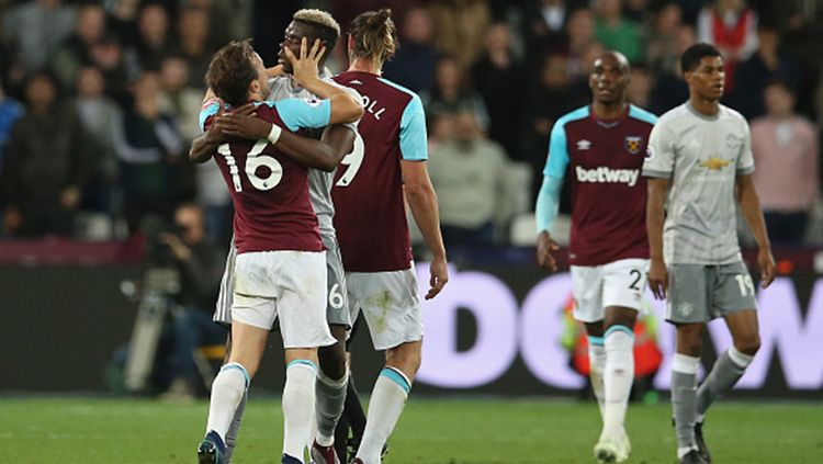 Paul Pogba dan Mark Noble. Copyright: © INDOSPORT