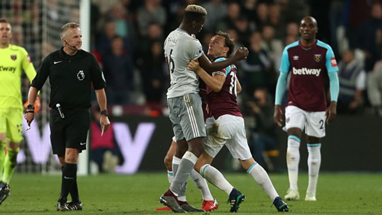 Paul Pogba dan Mark Noble. Copyright: © INDOSPORT