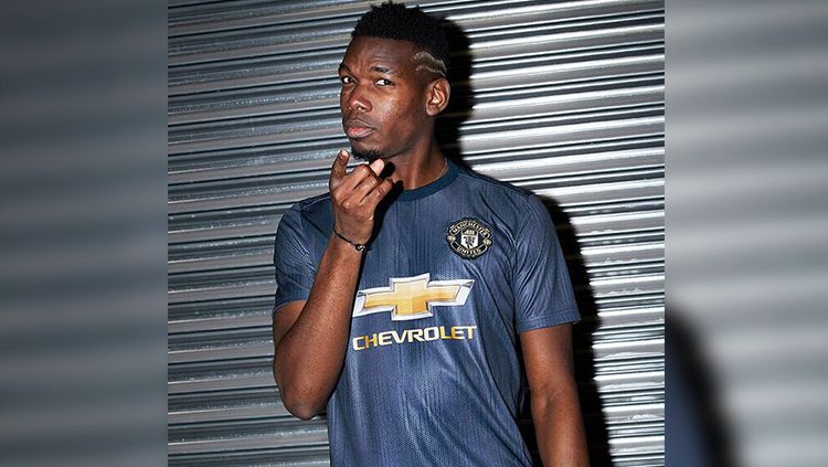Paul Pogba menggunakan jersey baru Manchester United. Copyright: © Man United