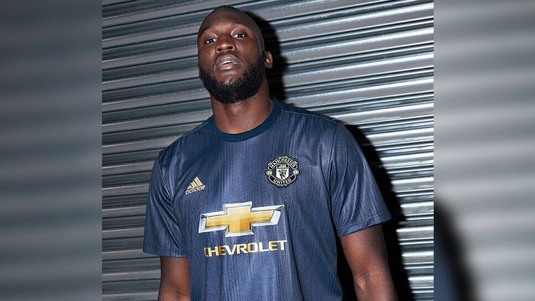 Romelu Lukaku menggunakan jersey baru Man United. Copyright: © Man United