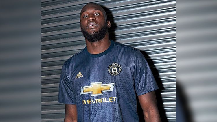 Romelu Lukaku menggunakan jersey baru Man United. Copyright: © Man United