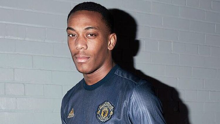 Anthony Martial menggunakan jersey ketiga Man United musim depan. Copyright: © Man United