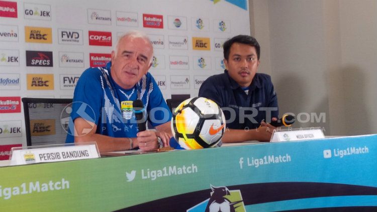 Mario Gomez di konferensi pers. Copyright: © Arif Rahman/INDOSPORT