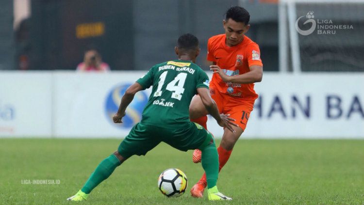 Ruben Sanadi berduel dengan Abrizal Umanailo. Copyright: © liga-indonesia.id