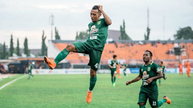 Dua pemain Persebaya Surabaya yang tengah selebrasi, Irfan Jaya (kiri) dan Feri Pahabol (kanan). Copyright: © persebaya.id