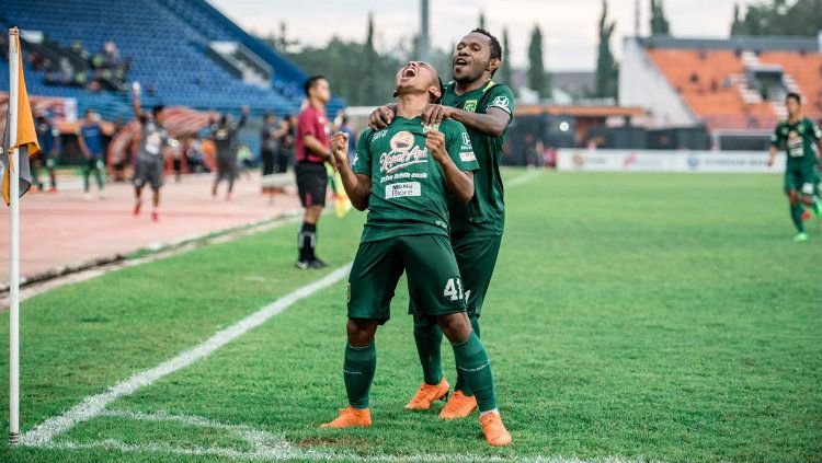 Irfan Jaya (kiri) dan Feri Pahabol (kanan). Copyright: © persebaya.id