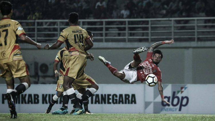 Gol akrobatik Stefano Lilipaly. Copyright: © baliutd.com