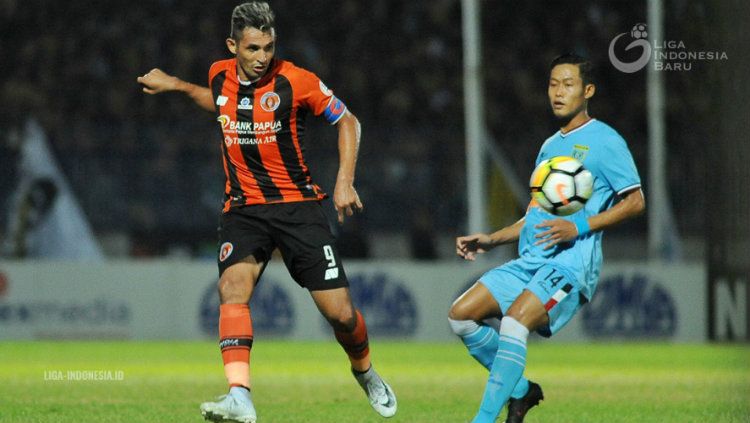 Perseru saat menghadapi Persela. Copyright: © liga-indonesia.id