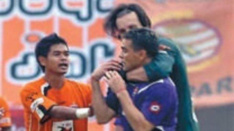 Bambang Pamungkas melerai Cristian Gonzales dan Evgheni Hmaruc yang terlibat perkelahian. Copyright: © fitnessimg.com/@memoripersija