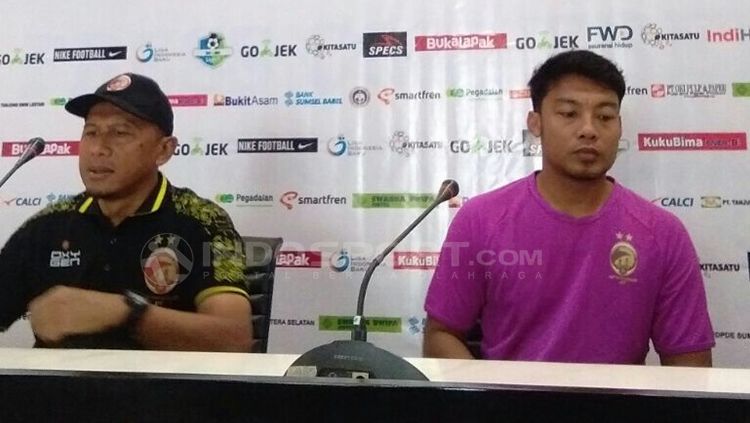 Rahmad Darmawan, Hamka Hamzah dalam jumpa pers. Copyright: © Muhammad Effendi/INDOSPORT