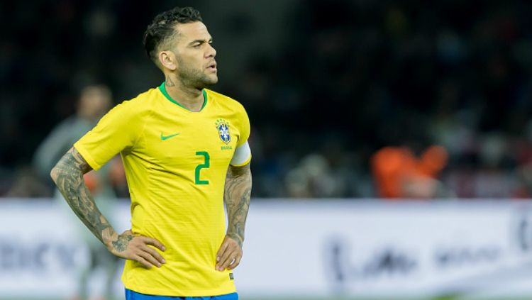 Dani Alves absen di Piala Dunia 2018 karena cedera. Copyright: © INDOSPORT