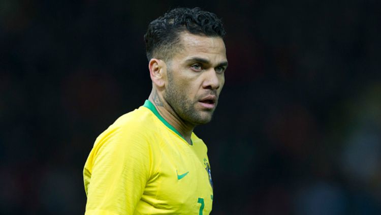 Dani Alves berseragam Timnas Brasil. Copyright: © INDOSPORT