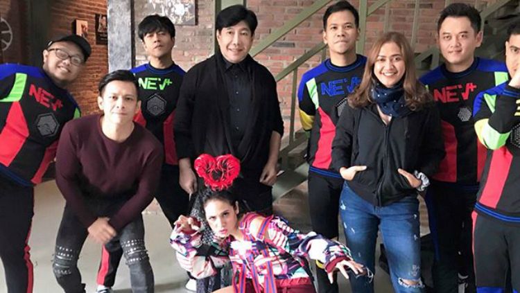 Ariel Noah, Guruh, Dea, NEV dalam video klip lagu Asian Games. Copyright: © Instagram/Renny Fernandez