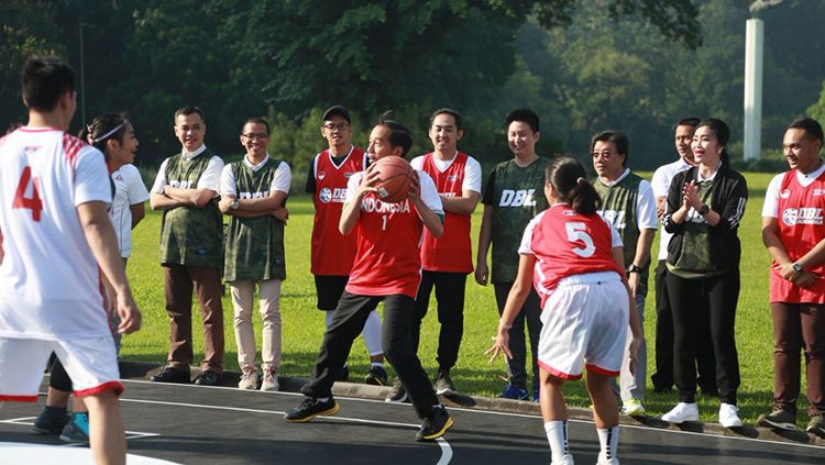 Presiden Jokowi dan Menpora bertanding basket. Copyright: © twitter @dblindonesia