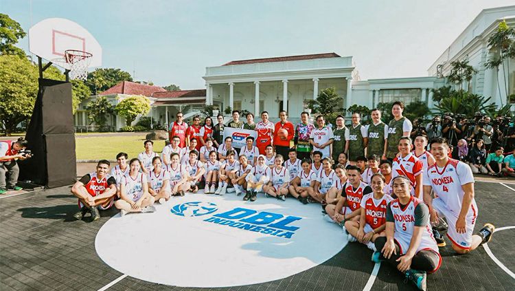 Presiden Jokowi dan Menpora bertanding basket. Copyright: © twitter @dblindonesia