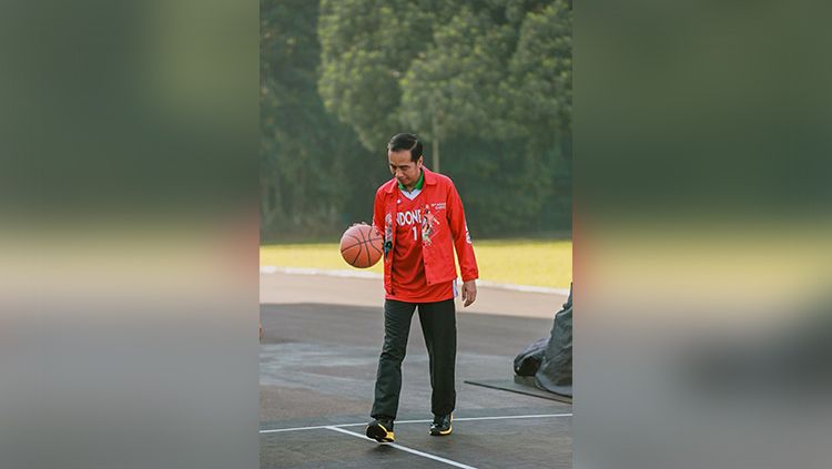 Presiden Jokowi dan Menpora bertanding basket. Copyright: © twitter @dblindonesia