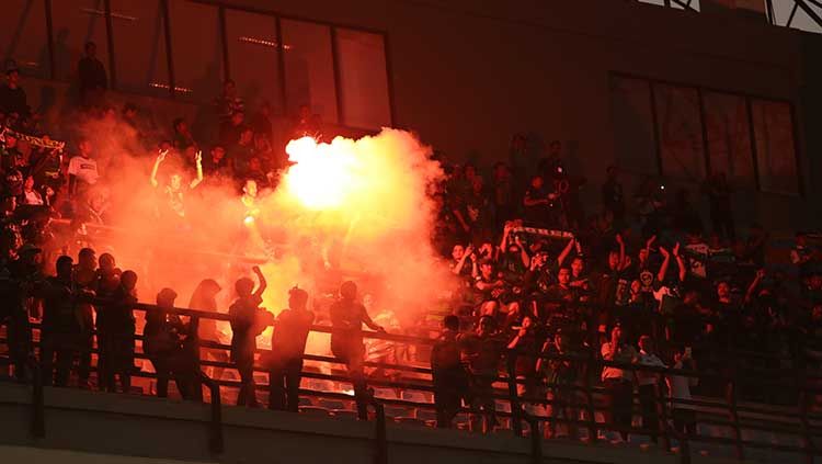 Oknum Bonek menyalakan flare saat Persebaya kontra Arema. Copyright: © Media Persebaya