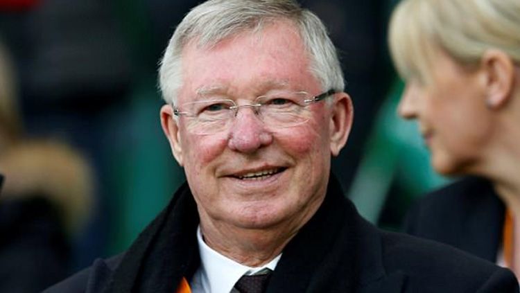 Sir Alex Ferguson menjadi salah satu pelatih yang pernah meraih rekor treble winner saat bersama Manchester United. Copyright: © Daily Mail