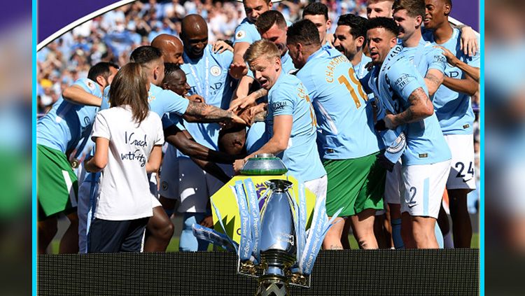Skuat Man City saat merayakan gelar juara Liga Primer Inggris 2017/18. Copyright: © INDOSPORT
