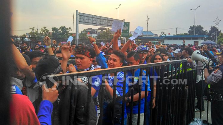 Bobotoh mengantri untuk masuk ke Stadion GBLA. Copyright: © Arif Rahman/INDOSPORT