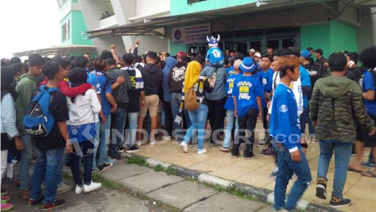 Bobotoh mengantri untuk masuk ke Stadion GBLA. Copyright: © Arif Rahman/INDOSPORT