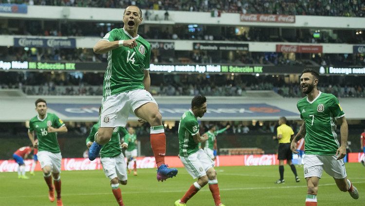 Javier Hernandez merayakan gol. Copyright: © INDOSPORT