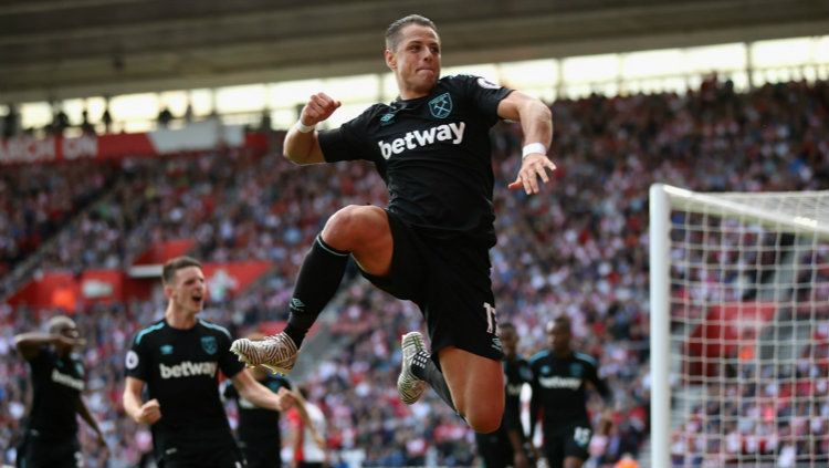 Pemain West Ham United Javier 'Chicharito' Hernandez. Copyright: © INDOSPORT