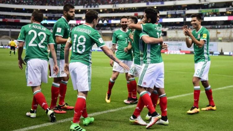 Selebrasi pemain Tim Nasional Meksiko. Copyright: © INDOSPORT