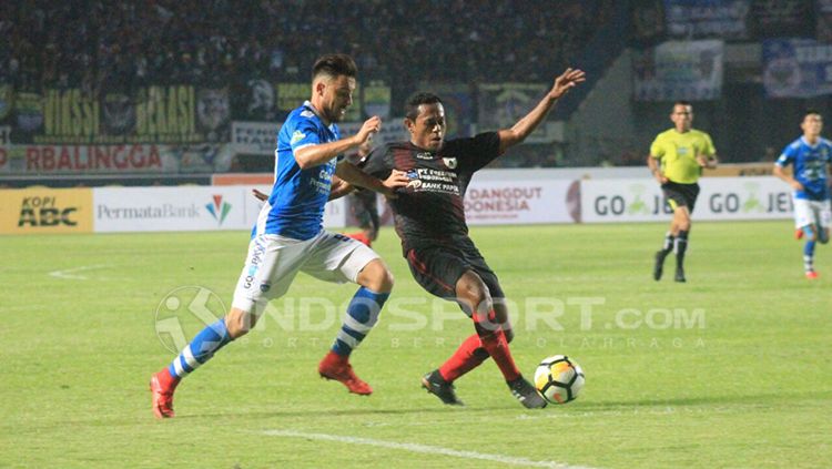 Jonathan Bauman berusaha merebut bola. Copyright: © Arif Rahman/INDOSPORT