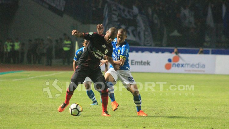 Hilton Moreira dibayangi Supardi. Copyright: © Arif Rahman/INDOSPORT