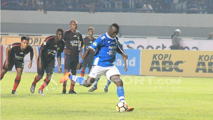 Ezechiel N'Douassel mengeksekusi penalti. Copyright: © Arif Rahman/INDOSPORT