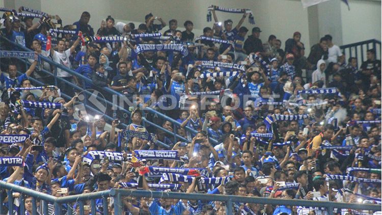 Bobotoh dianggap kerap kali memberikan tekanan kepada Persib Bandung di setiap pertandingan. Copyright: © Arif Rahman/INDOSPORT