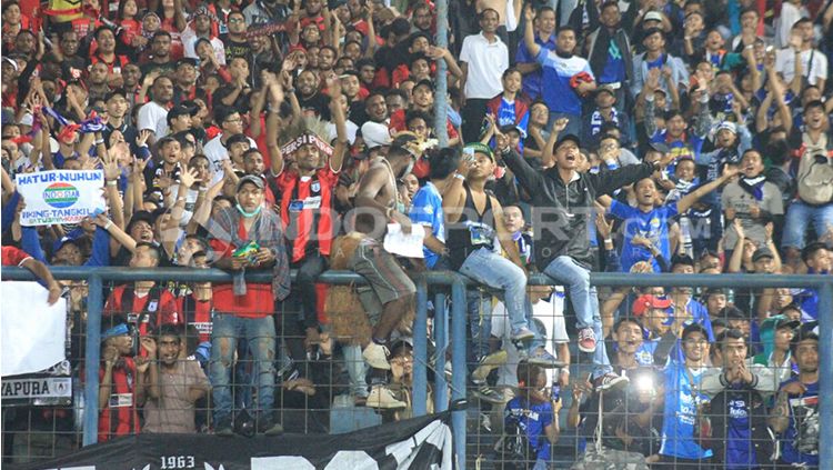 Persipuramania dan Bobotoh. Copyright: © Arif Rahman/INDOSPORT