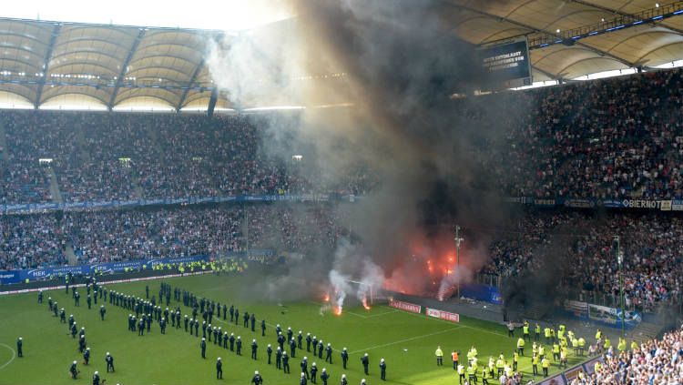 Kerusuhan di Laga Hamburg vs Borussia Monchengladbach. Copyright: © INDOSPORT