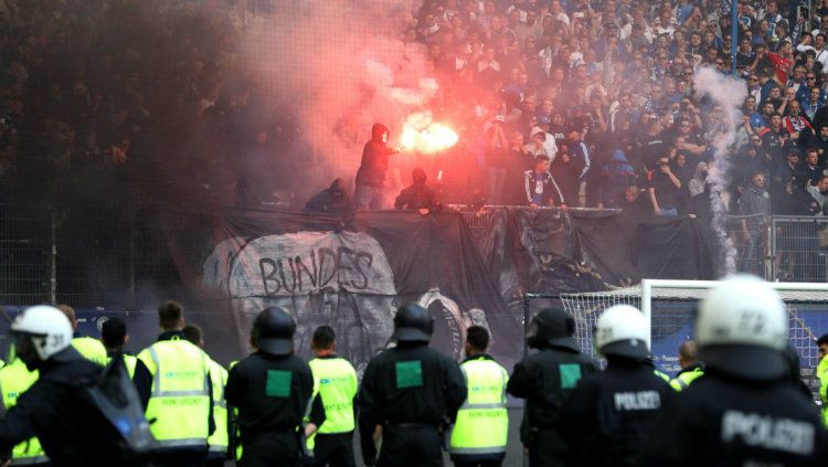 Kerusuhan di laga Hamburg vs Borussia Monchengladbach. Copyright: © INDOSPORT