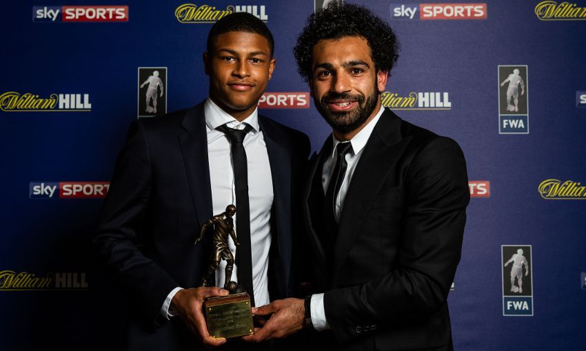 Rhian Brewster dan Mohamed Salah di Dinner FWA Footballer of The Year Copyright: © INDOSPORT