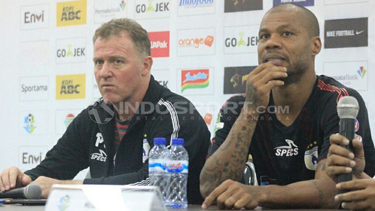 Hilton Moreira (kanan) bersama pelatih Persipura Peter Butler (kiri) dalam sesi konferensi pers usai lawan Persib. Copyright: © Arif Rahman/INDOSPORT