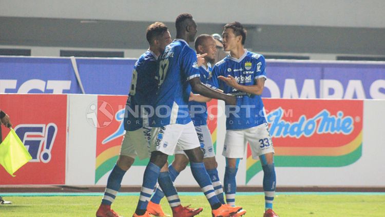 Termasuk mantan pemain Persib Bandung, dua pemain asing jebolan Shopee Liga 1 Indonesia ini berhasil meraih gelar juara di tahun 2019. Siapa sajakah mereka? Copyright: © Arif Rahman/INDOSPORT