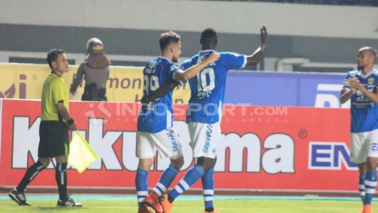 Jonathan Bauman dan Ezechiel merayakan gol bersama. Copyright: © Arif Rahman/INDOSPORT