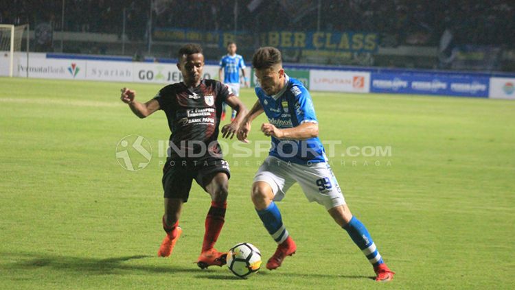 Jonathan Bauman dalam penjagaan pemain Persipura. Copyright: © Arif Rahman/INDOSPORT