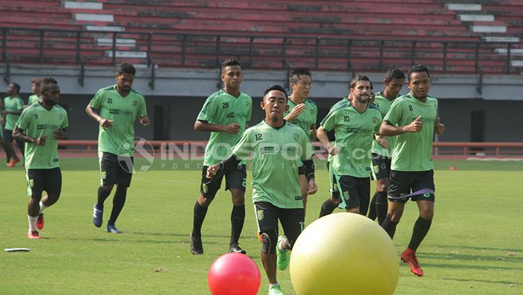 Persebaya Surabaya menjalani latihan, Copyright: © Fitra Herdian/INDOSPORT