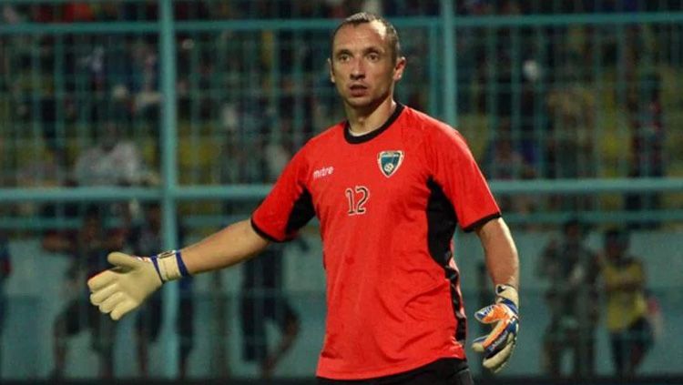 Kiper asing alas Latvia, Deniss Romanovs. Copyright: © Indosport.com