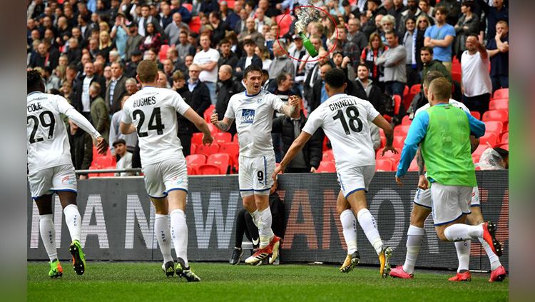 Pelemparan botol dalam laga National League. Copyright: © the sun