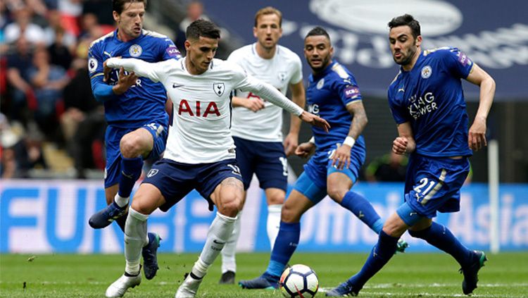 Pemain Tottenham dan Leicester saling mengejar bola. Copyright: © INDOSPORT