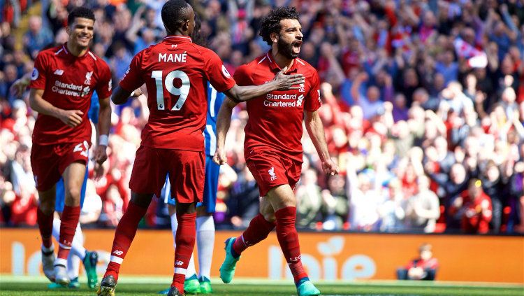 Mohamed Salah merayakan gol dengan rekan setimnya di Liverpool. Copyright: © INDOSPORT