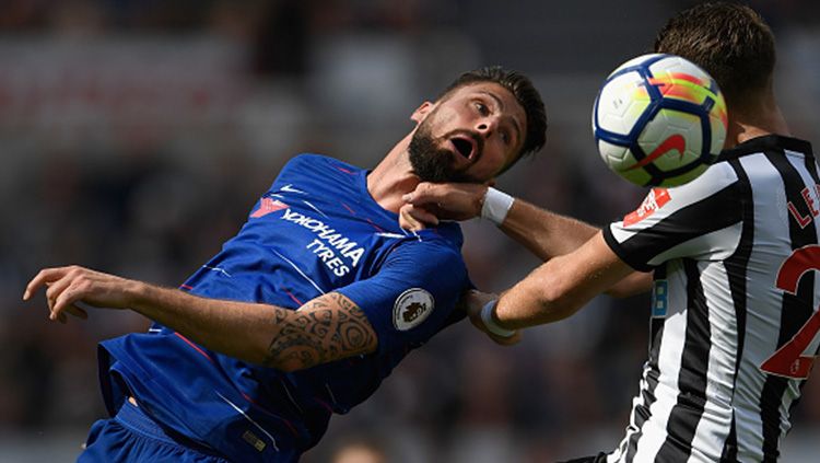 Sundulan kepala Giroud. Copyright: © INDOSPORT