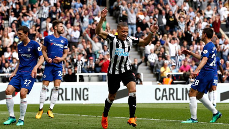 Selebrasi pemain Newcastle diantara kekecewaan Chelsea. Copyright: © INDOSPORT