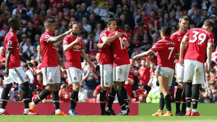 Para pemain Manchester United merayakan kemenangan. Copyright: © INDOSPORT