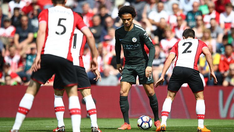 Sane dihadang pemain Southampton. Copyright: © INDOSPORT